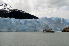 Le bateau de 100 passagers a l'air tellement petit à côté du glacier!